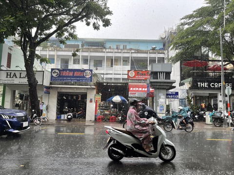 Vừa dứt mưa, Bắc Bộ bước vô nắng nóng, Nam Bộ vẫn mưa đều - Ảnh 1. Vừa dứt mưa, Bắc Bộ bước vô nắng nóng, Nam Bộ vẫn mưa đều - Ảnh 1.