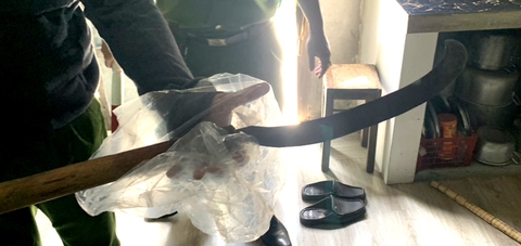 Đang đi bán vé số, người vợ bị chồng dùng rựa chém trọng thương giữa phố - Ảnh 2. Đang đi bán vé số, người vợ bị chồng dùng rựa chém trọng thương giữa phố - Ảnh 2.