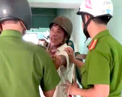 Đang đi bán vé số, người vợ bị chồng dùng rựa chém trọng thương giữa phố - Ảnh 1. Đang đi bán vé số, người vợ bị chồng dùng rựa chém trọng thương giữa phố - Ảnh 1.