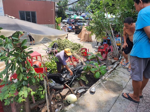 Xe bốn chỗ tông văng nhiều xe máy, người bán nước nhảy hàng rào thoát thân - Ảnh 2. Xe bốn chỗ tông văng nhiều xe máy, người bán nước nhảy hàng rào thoát thân - Ảnh 2.
