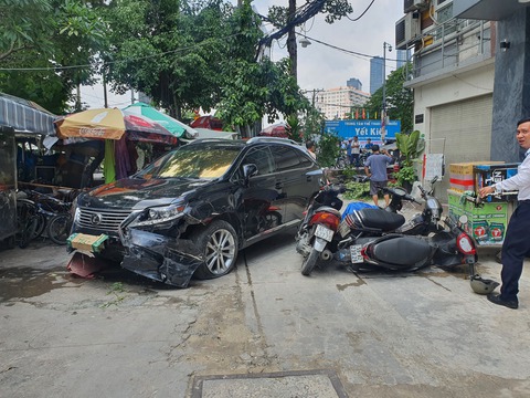 Xe bốn chỗ tông văng nhiều xe máy, người bán nước nhảy hàng rào thoát thân - Ảnh 1. Xe bốn chỗ tông văng nhiều xe máy, người bán nước nhảy hàng rào thoát thân - Ảnh 1.