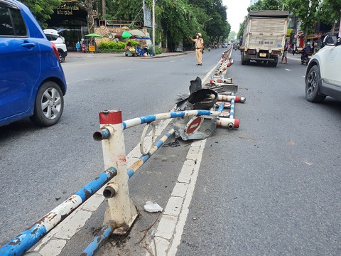 Xe bốn chỗ tông văng nhiều xe máy, người bán nước nhảy hàng rào thoát thân - Ảnh 4. Xe bốn chỗ tông văng nhiều xe máy, người bán nước nhảy hàng rào thoát thân - Ảnh 4.