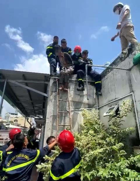 Thanh niên ‘ngáo đá’ cầm tuôcnơvit tấn công lực lượng cứu hộ trong lúc được giải cứu - Ảnh 2. Thanh niên ‘ngáo đá’ cầm tuôcnơvit tấn công lực lượng cứu hộ trong lúc được giải cứu - Ảnh 2.