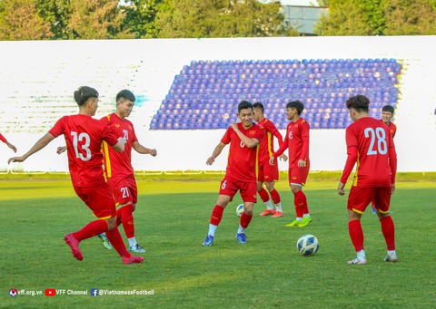U23 Việt Nam tập buổi đầu tiên tại Uzbekistan, chuẩn bị cho trận gặp U23 Thái Lan - Ảnh 1. U23 Việt Nam tập buổi đầu tiên tại Uzbekistan, chuẩn bị cho trận gặp U23 Thái Lan - Ảnh 1.