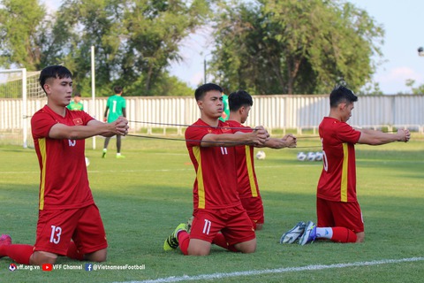 U23 Việt Nam tập buổi đầu tiên tại Uzbekistan, chuẩn bị cho trận gặp U23 Thái Lan - Ảnh 3. U23 Việt Nam tập buổi đầu tiên tại Uzbekistan, chuẩn bị cho trận gặp U23 Thái Lan - Ảnh 3.