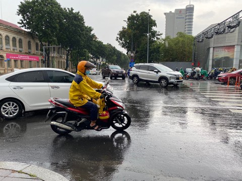 Hai miền Bắc - Nam tiếp tục mưa to, đề phòng dông lốc, lũ quét - Ảnh 1. Hai miền Bắc - Nam tiếp tục mưa to, đề phòng dông lốc, lũ quét - Ảnh 1.