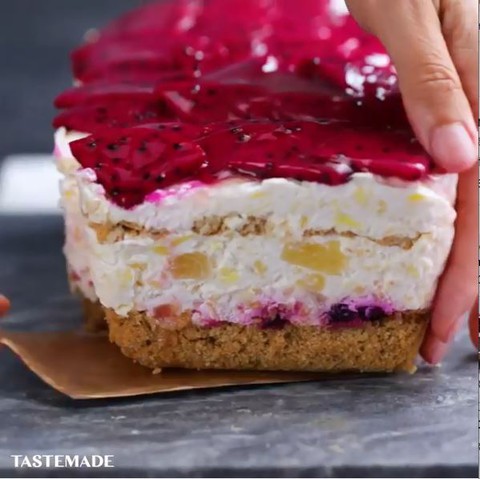 Trang Tastemade của Mỹ dạy làm bánh mousse cầu kỳ, đẹp mắt từ thanh long ruột đỏ Việt Nam - Ảnh 3. Trang Tastemade của Mỹ dạy làm bánh mousse cầu kỳ, đẹp mắt từ thanh long ruột đỏ Việt Nam - Ảnh 3.