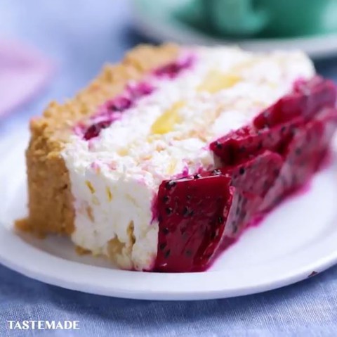 Trang Tastemade của Mỹ dạy làm bánh mousse cầu kỳ, đẹp mắt từ thanh long ruột đỏ Việt Nam - Ảnh 1. Trang Tastemade của Mỹ dạy làm bánh mousse cầu kỳ, đẹp mắt từ thanh long ruột đỏ Việt Nam - Ảnh 1.