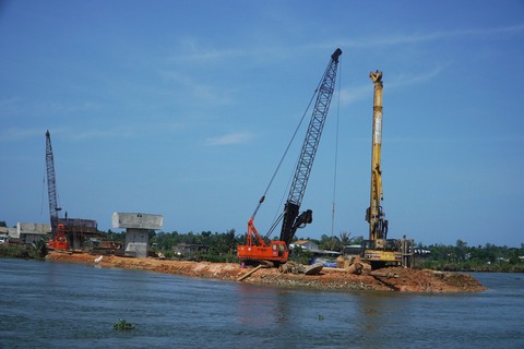 Cận cảnh hai cây cầu hàng trăm tỉ chậm tiến độ - Ảnh 3. Cận cảnh hai cây cầu hàng trăm tỉ chậm tiến độ - Ảnh 3.