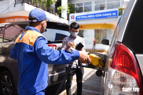 Kìm giá xăng dầu, việc cần làm ngay - Ảnh 1. Kìm giá xăng dầu, việc cần làm ngay - Ảnh 1.