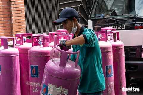 Việt Nam thả nổi giá gas, dân thêm khó - Ảnh 1. Việt Nam thả nổi giá gas, dân thêm khó - Ảnh 1.