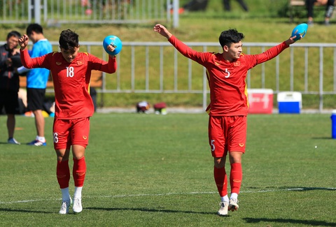 U23 Việt Nam tham quan sân đấu U23 Thái Lan, tập luyện dưới nắng gắt - Ảnh 7. U23 Việt Nam tham quan sân đấu U23 Thái Lan, tập luyện dưới nắng gắt - Ảnh 7.