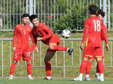 U23 Việt Nam tham quan sân đấu U23 Thái Lan, tập luyện dưới nắng gắt - Ảnh 6. U23 Việt Nam tham quan sân đấu U23 Thái Lan, tập luyện dưới nắng gắt - Ảnh 6.