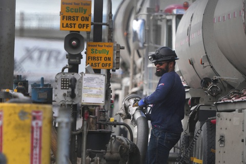 Nhiều nước giảm thuế, kìm giá xăng, gas - Ảnh 1. Nhiều nước giảm thuế, kìm giá xăng, gas - Ảnh 1.