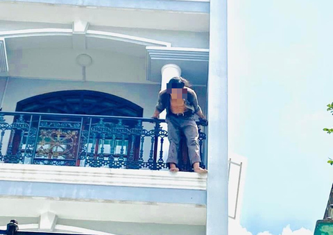 Thanh niên ‘ngáo đá’ cầm tuôcnơvit tấn công lực lượng cứu hộ trong lúc được giải cứu - Ảnh 1. Thanh niên ‘ngáo đá’ cầm tuôcnơvit tấn công lực lượng cứu hộ trong lúc được giải cứu - Ảnh 1.