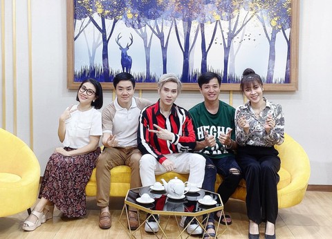 Thủy Tiên - Công Vinh bức xúc vì bị lợi dụng; Album của Hứa Kim Tuyền được khen ngợi - Ảnh 5. Thủy Tiên - Công Vinh bức xúc vì bị lợi dụng; Album của Hứa Kim Tuyền được khen ngợi - Ảnh 5.