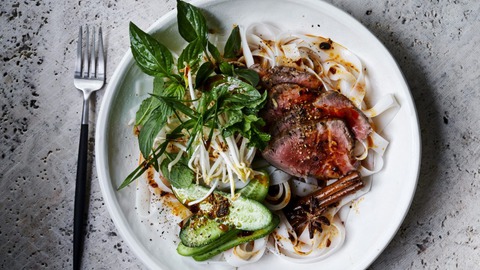 Salad vị phở hợp miệng người Tây vừa khẩu vị người... ta - Ảnh 1. Salad vị phở hợp miệng người Tây vừa khẩu vị người... ta - Ảnh 1.