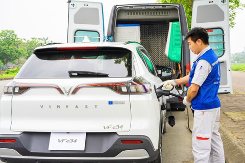 VinFast triển khai dịch vụ cứu hộ pin ô tô điện 24/7 - Ảnh 1. VinFast triển khai dịch vụ cứu hộ pin ô tô điện 24/7 - Ảnh 1.