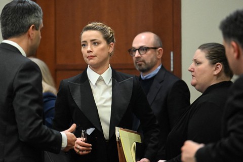 Luật sư: Amber Heard mới là kẻ bạo hành trong phòng xử án này - Ảnh 1. Luật sư: Amber Heard mới là kẻ bạo hành trong phòng xử án này - Ảnh 1.