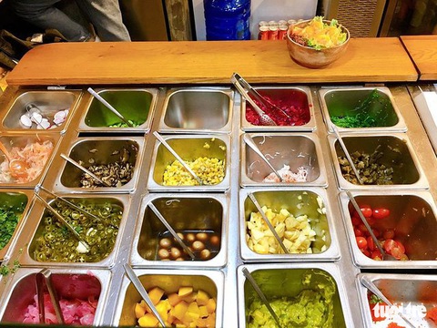 Tô salad poke đầy màu sắc kiểu Hawaii có gì mà giới trẻ Việt đang ghiền? - Ảnh 3. Tô salad poke đầy màu sắc kiểu Hawaii có gì mà giới trẻ Việt đang ghiền? - Ảnh 3.