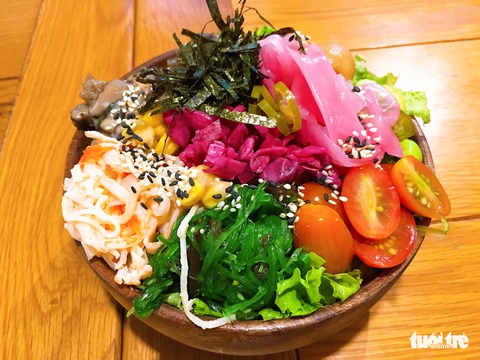Tô salad poke đầy màu sắc kiểu Hawaii có gì mà giới trẻ Việt đang ghiền? - Ảnh 1. Tô salad poke đầy màu sắc kiểu Hawaii có gì mà giới trẻ Việt đang ghiền? - Ảnh 1.