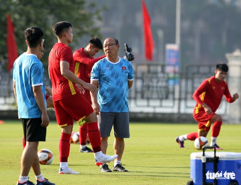 Thầy Park trêu chọc cầu thủ U23 trên sân tập - Ảnh 4. Thầy Park trêu chọc cầu thủ U23 trên sân tập - Ảnh 4.