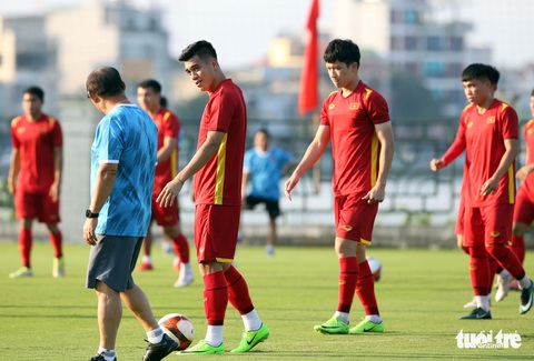 Thầy Park trêu chọc cầu thủ U23 trên sân tập - Ảnh 6. Thầy Park trêu chọc cầu thủ U23 trên sân tập - Ảnh 6.