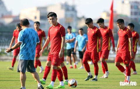 Thầy Park trêu chọc cầu thủ U23 trên sân tập - Ảnh 7. Thầy Park trêu chọc cầu thủ U23 trên sân tập - Ảnh 7.