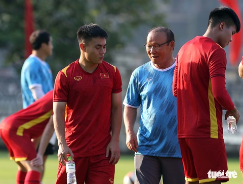 Thầy Park trêu chọc cầu thủ U23 trên sân tập - Ảnh 1. Thầy Park trêu chọc cầu thủ U23 trên sân tập - Ảnh 1.