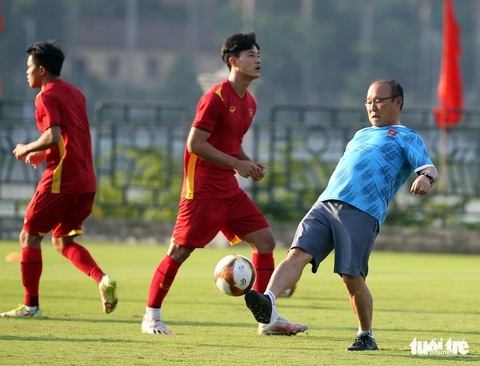 Thầy Park trêu chọc cầu thủ U23 trên sân tập - Ảnh 8. Thầy Park trêu chọc cầu thủ U23 trên sân tập - Ảnh 8.