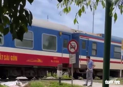 Xe tải băng qua đường sắt bị tàu hỏa húc, hai người thương vong - Ảnh 2. Xe tải băng qua đường sắt bị tàu hỏa húc, hai người thương vong - Ảnh 2.
