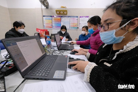 Người lao động ‘kêu trời’ vì thủ tục hưởng BHXH khi mắc COVID-19 - Ảnh 2. Người lao động ‘kêu trời’ vì thủ tục hưởng BHXH khi mắc COVID-19 - Ảnh 2.