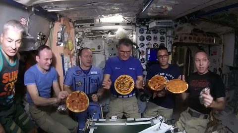 Khi các nhà du hành vũ trụ NASA ăn sườn xào chua ngọt, cơm rang tôm, cà ri cá... ngoài Trái đất - Ảnh 3. Khi các nhà du hành vũ trụ NASA ăn sườn xào chua ngọt, cơm rang tôm, cà ri cá... ngoài Trái đất - Ảnh 3.