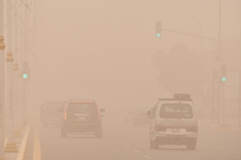 Bão cát phủ khắp Iraq, 5.000 người nhập viện trong ngày vì hít bụi - Ảnh 3. Bão cát phủ khắp Iraq, 5.000 người nhập viện trong ngày vì hít bụi - Ảnh 3.