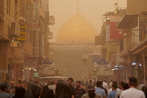 Bão cát phủ khắp Iraq, 5.000 người nhập viện trong ngày vì hít bụi - Ảnh 2. Bão cát phủ khắp Iraq, 5.000 người nhập viện trong ngày vì hít bụi - Ảnh 2.