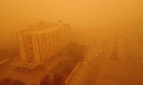 Bão cát phủ khắp Iraq, 5.000 người nhập viện trong ngày vì hít bụi - Ảnh 1. Bão cát phủ khắp Iraq, 5.000 người nhập viện trong ngày vì hít bụi - Ảnh 1.