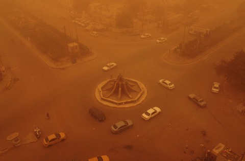 Bão cát phủ khắp Iraq, 5.000 người nhập viện trong ngày vì hít bụi - Ảnh 4. Bão cát phủ khắp Iraq, 5.000 người nhập viện trong ngày vì hít bụi - Ảnh 4.