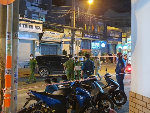 Xe điên tông 10 xe máy nằm la liệt, 4 người bị thương - Ảnh 8. Xe điên tông 10 xe máy nằm la liệt, 4 người bị thương - Ảnh 8.