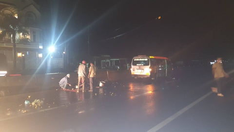 Xe tải đậu trong nhà tự lùi ra quốc lộ 1 khiến một thiếu niên tông vào tử vong - Ảnh 1. Xe tải đậu trong nhà tự lùi ra quốc lộ 1 khiến một thiếu niên tông vào tử vong - Ảnh 1.