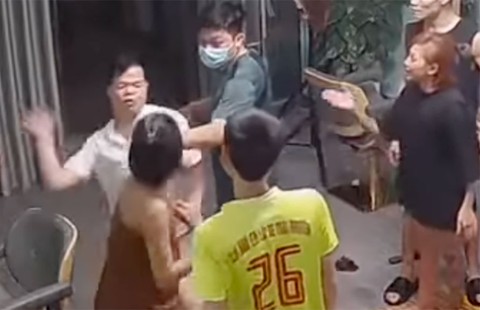 Cách chức phó công an phường lao vào tiệm tóc đánh phụ nữ - Ảnh 1. Cách chức phó công an phường lao vào tiệm tóc đánh phụ nữ - Ảnh 1.