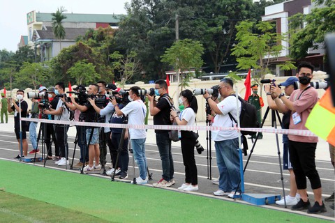 Phóng viên cũng sốt với thẻ vào sân trận Việt Nam - Indonesia - Ảnh 2. Phóng viên cũng sốt với thẻ vào sân trận Việt Nam - Indonesia - Ảnh 2.