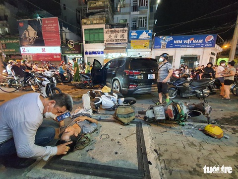 Xe điên tông 10 xe máy nằm la liệt, 4 người bị thương - Ảnh 3. Xe điên tông 10 xe máy nằm la liệt, 4 người bị thương - Ảnh 3.