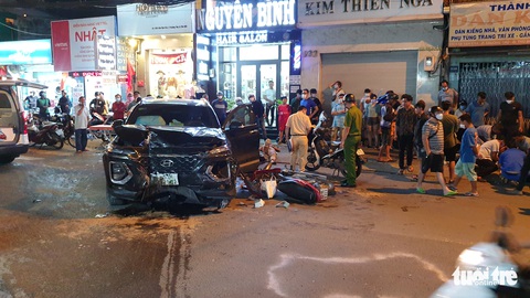 Xe điên tông 10 xe máy nằm la liệt, 4 người bị thương - Ảnh 5. Xe điên tông 10 xe máy nằm la liệt, 4 người bị thương - Ảnh 5.