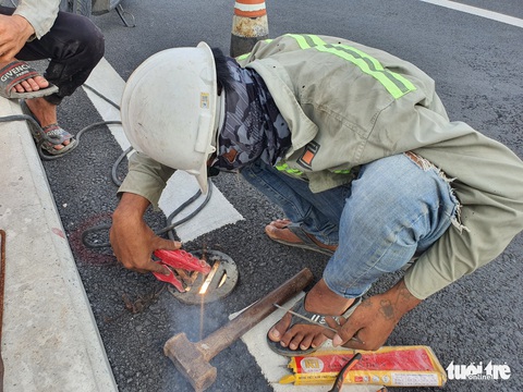 Cầu Thủ Thiêm 2 bị trộm cạy mất 44 nắp chắn rác - Ảnh 5. Cầu Thủ Thiêm 2 bị trộm cạy mất 44 nắp chắn rác - Ảnh 5.
