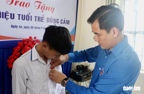 Nam sinh cứu em nhỏ nhận huy hiệu Tuổi trẻ dũng cảm - Ảnh 1. Nam sinh cứu em nhỏ nhận huy hiệu Tuổi trẻ dũng cảm - Ảnh 1.