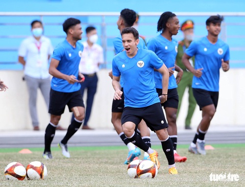 Xem đối thủ của U23 Việt Nam luyện tập trước ngày đụng độ - Ảnh 2. Xem đối thủ của U23 Việt Nam luyện tập trước ngày đụng độ - Ảnh 2.