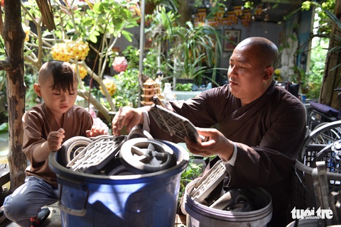 Tái chế xe lăn cho bệnh nhân và người khuyết tật khó khăn - Ảnh 4. Tái chế xe lăn cho bệnh nhân và người khuyết tật khó khăn - Ảnh 4.