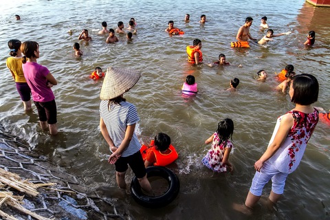 Gần đây, trẻ đuối nước nhiều quá, ngăn chặn quá khó - Ảnh 1. Gần đây, trẻ đuối nước nhiều quá, ngăn chặn quá khó - Ảnh 1.