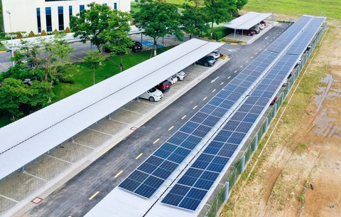 Lắp điện mặt trời trên nhà xưởng, Bộ Công Thương nói chưa khuyến khích chứ không cấm - Ảnh 1. Lắp đặt hệ thống điện mặt trời tại nhà máy chưa được khuyến khích - Ảnh: BÁ SƠN