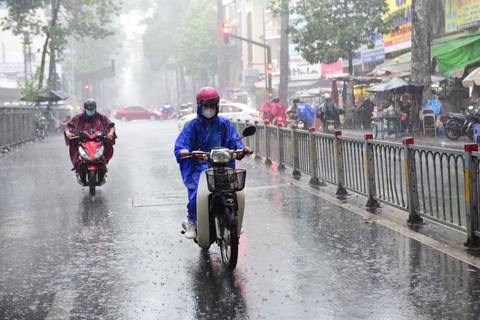 Hôm nay 5-5, Nam Bộ và Tây Nguyên mưa lớn, TP.HCM sáng sớm đã mưa rào - Ảnh 1. Hôm nay 5-5, Nam Bộ và Tây Nguyên mưa lớn, TP.HCM sáng sớm đã mưa rào - Ảnh 1.